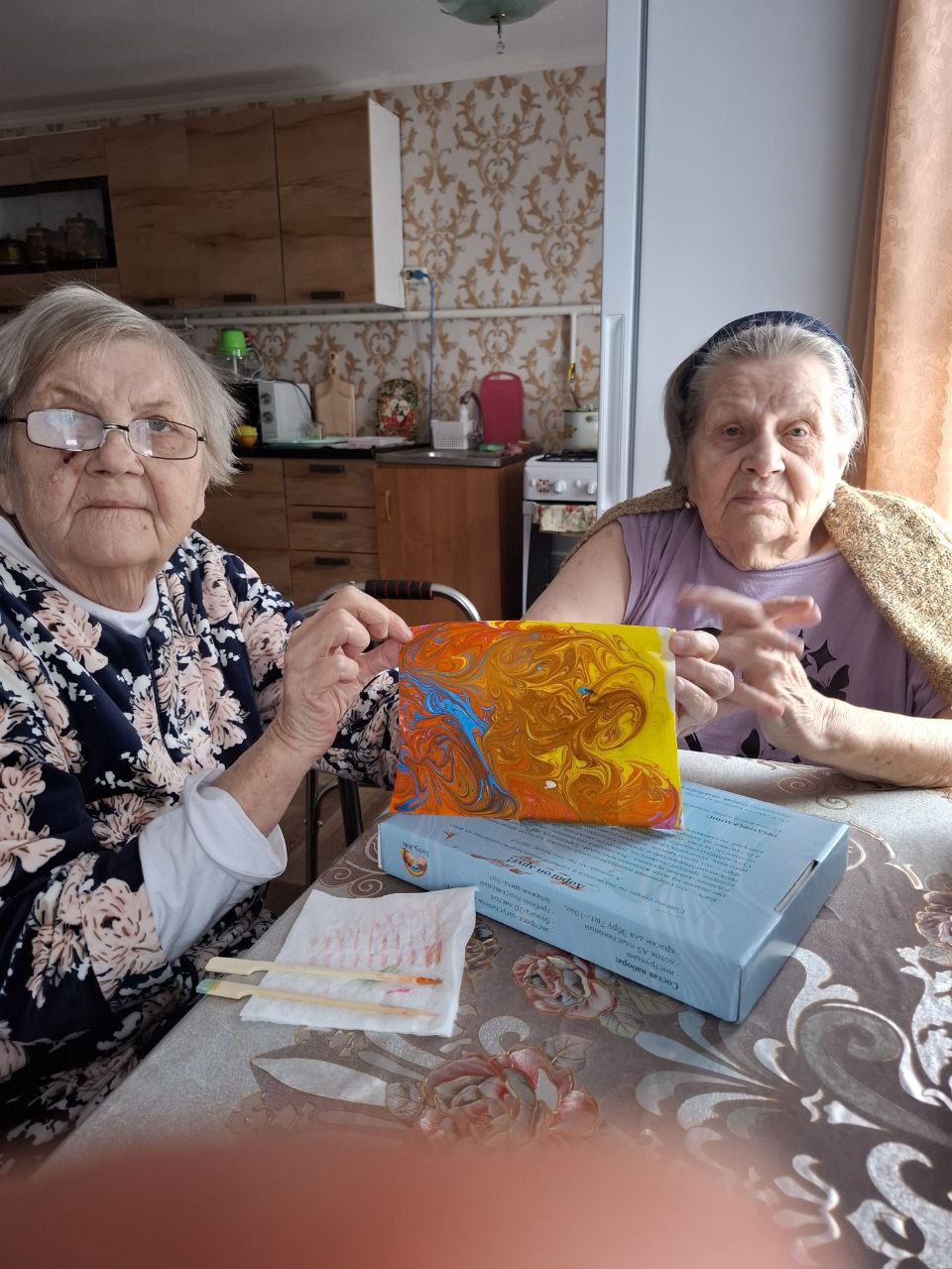 Получатели социальных услуг обучаются новой технике рисования